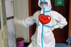 防护服小姐姐戴手套照片,手套下的温暖力量